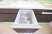 食器洗いのわずらわしさから開放してくれる嬉しい設備。後片付けの手間を減らし奥様の時間を有効活用できます。お湯と洗剤を使う機会が少なくなるため、手荒れ防止にも。