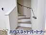 室内：手すりがないと階段の昇り降りで危険なことはもちろん、壁に手をつきながら歩くことで壁紙が汚れやすくなります。すべての方に安心して昇り降りしていただくため、手すりを設置しました。