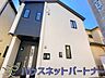 外観：堂々たる趣ながら、主張し過ぎずどこか余裕を感じさせるシャープなフォルムで佇む邸宅は、晴天の空と照らし合わせる事で、本来あるべき完成形の姿を見せてくれます。