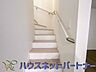 室内：手すりがないと階段の昇り降りで危険なことはもちろん、壁に手をつきながら歩くことで壁紙が汚れやすくなります。すべての方に安心して昇り降りしていただくため、手すりを設置しました。