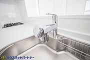 蛇口の先端に浄水器を内蔵。業界初の浄水シャワーが使える毎分4リットルのたっぷり浄水。自動クリーニングでカードリッジはいつもキレイ。また、浄水器ごとホースを引きだせます。