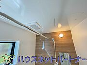 冬場にはヒヤッとしないように暖房機能、梅雨の時期には乾燥等、機能的で清潔感溢れる浴室。快適・清潔な空間で心も体もオフになる時間を楽しむことが可能です。
