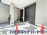 玄関：玄関前に季節のお花を置いて可愛く演出してみてはいかがですか。楽しいお家造りが待っています。