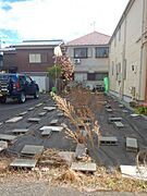 周辺住宅地です。バス通りへもすぐ出られます。