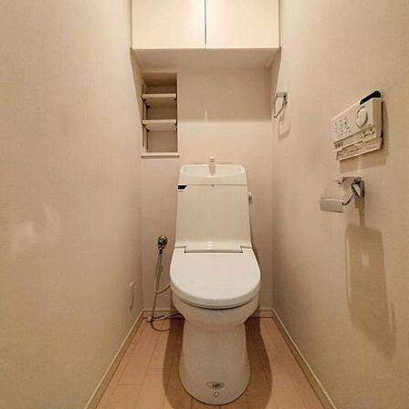 シンプルで清潔感のあるトイレです。