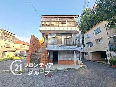 外観:地下鉄妙法寺駅徒歩約10分!静かな住宅街にたたずむ重厚感あるお家。落ち着いた色合いが素敵ですね。 外観:地下鉄妙法寺駅徒歩約10分!静かな住宅街にたたずむ重厚感あるお家。落ち着いた色合いが素敵ですね。