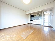 広々11.5帖のリビングです。家具を置いても広々としており、快適にお住まいいただけます。