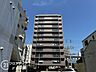 外観：シンプルで洗練されたマンション外観は、住む人のセンスを引き立て、落ち着いた雰囲気を提供します。