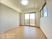 大きな窓からは自然光が差し込み、明るく開放的な雰囲気を演出します。フローリングの床が清潔感を演出し、家具の配置が自由自在です。