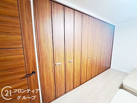 整理整頓が楽しくなる、機能的な収納スペースです。使いやすさを考慮した設計で、日常の片付けがスムーズに行えます。
