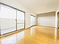 リビングは、開...