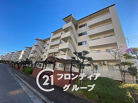 外観は周囲の街並みに美しく調和するシンプルなデザインです外観は周囲の街並みに美しく調和するシンプルなデザインです
