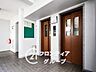 その他：エレベーターホールは、住民の皆様が快適に移動できるよう設計されています。広々としたスペースは、混雑時でもスムーズな乗降を可能にします。