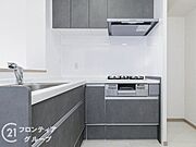3口コンロ付きのキッチンは、調理の効率が良く、同時に多くの料理を作れる便利で機能的な空間です
