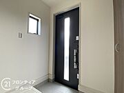 玄関は防犯性の優れたダブルロックドアです！