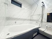 機能的で清潔なバスルームで、快適な生活を実現します。毎日の疲れを癒すリフレッシュタイムをお楽しみください。