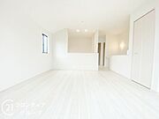 ナチュラルな色合いとはっきりとした木目で、木の温もりを感じながら過ごせる広々としたリビングです。お好きなインテリアでお気に入りの空間を作り出せますね。