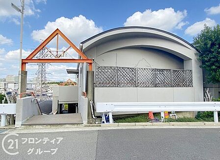 シンプルで洗練されたマンション外観は、住む人のセンスを引き立て、落ち着いた雰囲気を提供します。都会的なデザインが魅力で、住む人に誇りを与える空間です