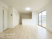 LDKには大きな窓からたくさんの光が入り、明るく、開放的な空間を演出してくれます。お友達が遊びに来た時も自慢のリビングになりますね！