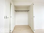 木目の美しさを際立たせるシンプルデザインのワイドクローゼットはたっぷり収納ができます！