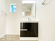収納たっぷりのキャビネットは、使いやすく清潔感のある洗面室に！