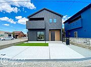 外壁にサイディング材を使用したおしゃれな外観。色柄バリエーションが豊富なため、住まいの表情を豊かに表現してくれます。また、雨で汚れを落としてくれます！