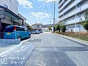 幅広い道路が確保されており、車の出入りがスムーズに行えます。周辺環境も整備されており、快適な生活をサポートします。