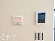 ハンズフリー機能を備えたカラーモニターインターホンを採用！お料理中などで手が塞がっていても便利に応答可能です！夜間の映像確認機能もついていて、安心ですね！