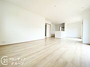 ナチュラルな色合いとはっきりとした木目で、木の温もりを感じながら過ごせる広々としたリビングです。お好きなインテリアでお気に入りの空間を作り出せますね。