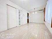 リビングは、家族や友人との時間を楽しむのに最適な広さです。快適な居住空間を提供します。