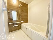 ゆったりと脚を延ばして、1日の疲れを癒せます。窓があるのでこまめに換気ができ、清潔感を保てます。落ち着いた色合いは、心を穏やかにし、リラックスタイムをより豊かにします。