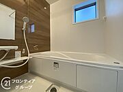 浴槽は環境にやさしい節水タイプを採用。浴槽内ステップで半身浴や親子入浴も楽しめるので、毎日のバスタイムをエコで素敵に演出してくれる小窓付きの浴室です