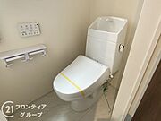 便器にふちがなく、汚れが隠れて見えない部分が極端に少なくなっており、お手入れも楽々！スピーディでパワフルな洗浄力を実現しています！