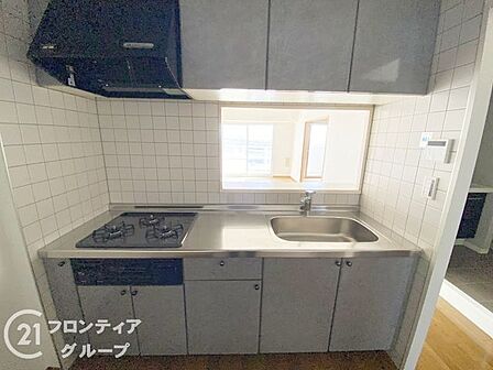3口コンロ付きのキッチンは、調理の効率が良く、同時に多くの料理を作れる便利で機能的な空間です。