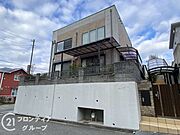 外観は周囲の街並みに美しく調和するシンプルなデザインです