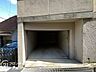 駐車場：広々とした駐車スペースを備えた外観は、車の出し入れがスムーズで便利です。家族の車を安心して停められます