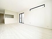 ナチュラルな色合いとはっきりとした木目で、木の温もりを感じながら過ごせる広々としたリビングです。お好きなインテリアでお気に入りの空間を作り出せますね。