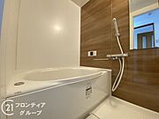 新しく生まれ変わったお風呂で、リラックスタイムをお楽しみください。バスタブ付きで、ゆったりとお風呂に浸かり、疲れた体を癒せる贅沢な空間です。