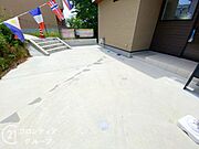 広々としたスペースで車の出し入れがスムーズに行えます。