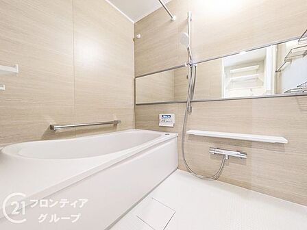 ゆったりと脚を延ばして、1日の疲れを癒せます。清潔感ある色合いでリラックスできますね