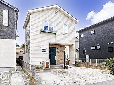 外観:自然と調和した外観で、周囲の景観に溶け込むデザインが、住む人に安らぎを与え、心地よい暮らしを実現します。 外観:自然と調和した外観で、周囲の景観に溶け込むデザインが、住む人に安らぎを与え、心地よい暮らしを実現します。