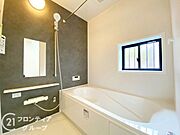 保温効果のある浴槽を採用しており、温かいお湯が長続き！1坪以上の広々とした空間なので、親子入浴や半身浴などに向いた浴室です！