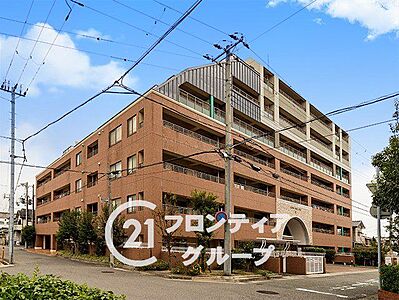 外観：緑が多く落ち着いた雰囲気があり、マンションと周辺の雰囲気が調和されて住み心地が良さそうです。