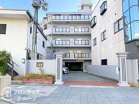 海まで徒歩約2分!シンプルで洗練されたマンション外観は、住む人のセンスを引き立て、落ち着いた雰囲気を提供します。都会的なデザインが魅力で、住む人に誇りを与える空間です