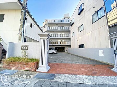 落ち着いた雰囲気のエントランスは、訪れる人に心安らぐ空間を提供し、温かく迎えてくれます!