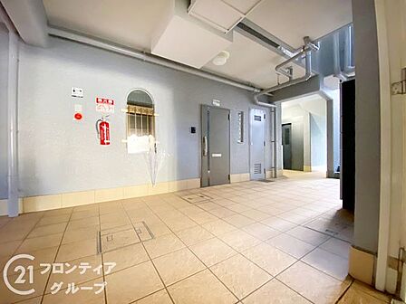 レトロなデザインが魅力のロビーで、日々の暮らしに彩りを添えます