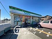 徒歩6分。ファミリーマート大久保町店は購入した商品を食べられるイートインが設置された便利な店舗です。駐車場も広くEV充電スタンドも設置してあるため、車での行き来もラクラクです。 440m
