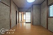 【家具消去イメージ画像】リビングは、柔らかな色調でまとめられており、心安らぐ雰囲気を演出します。リラックスできる空間です。