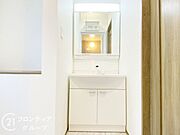 ハンドシャワー付き洗面化粧台。曇り止めヒーター付きミラーの内側にはたっぷりの収納がついており、スタイリング剤や歯ブラシなどもたっぷり収納可能です！