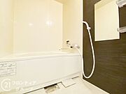 機能的なバスルームで、快適な生活を実現します。清潔感あふれる空間で、毎日の疲れを癒すリフレッシュタイムを提供します。